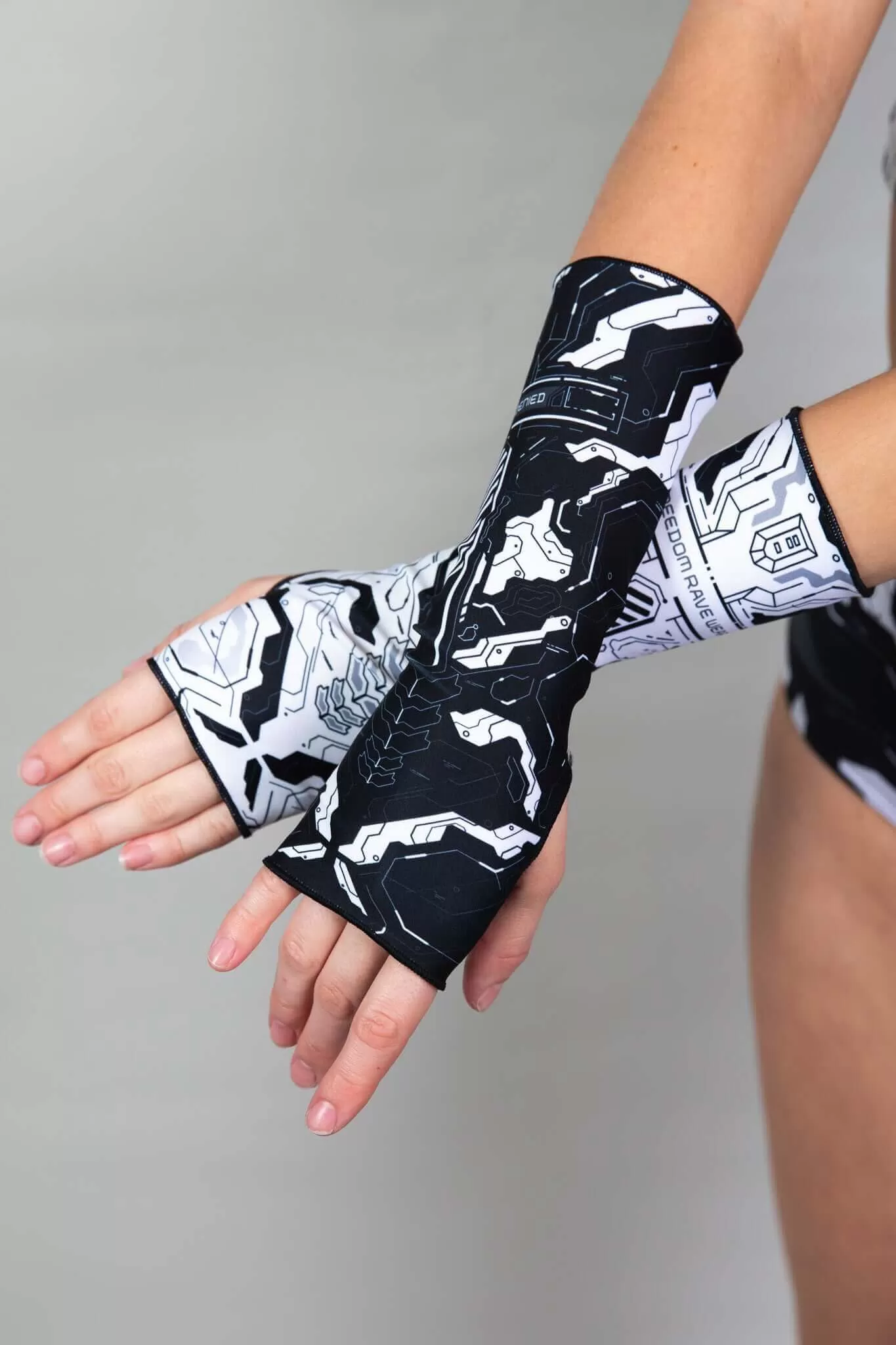 Mechanoid Gloves